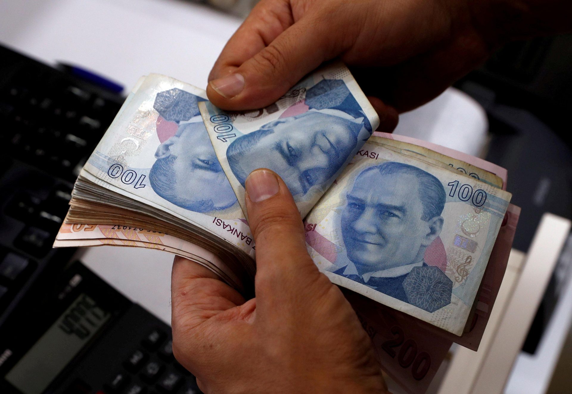 Bankalar borçları ötelerken faizini de unutmamış!