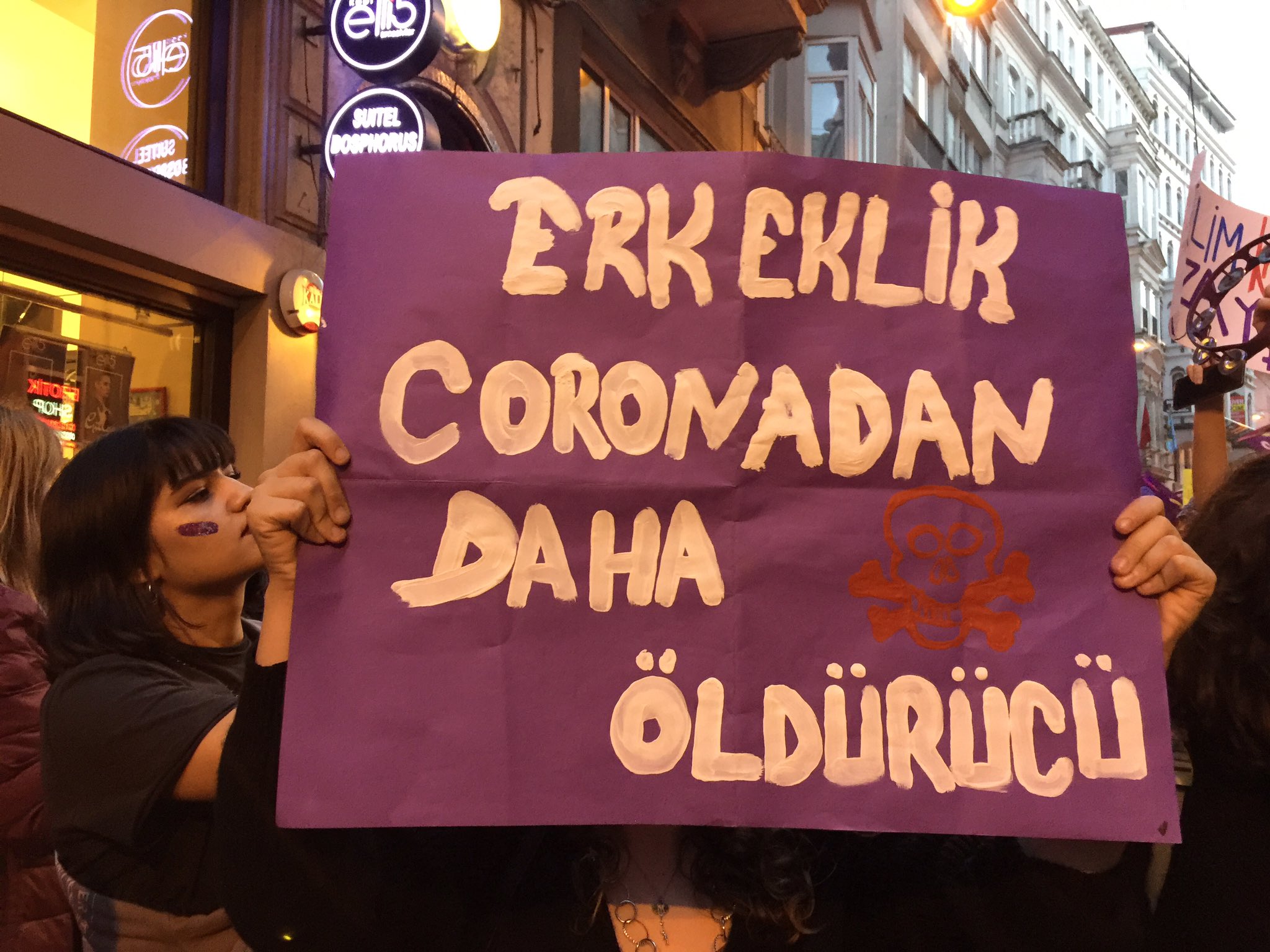 Feminist kadınlar yürüyüş yaptı