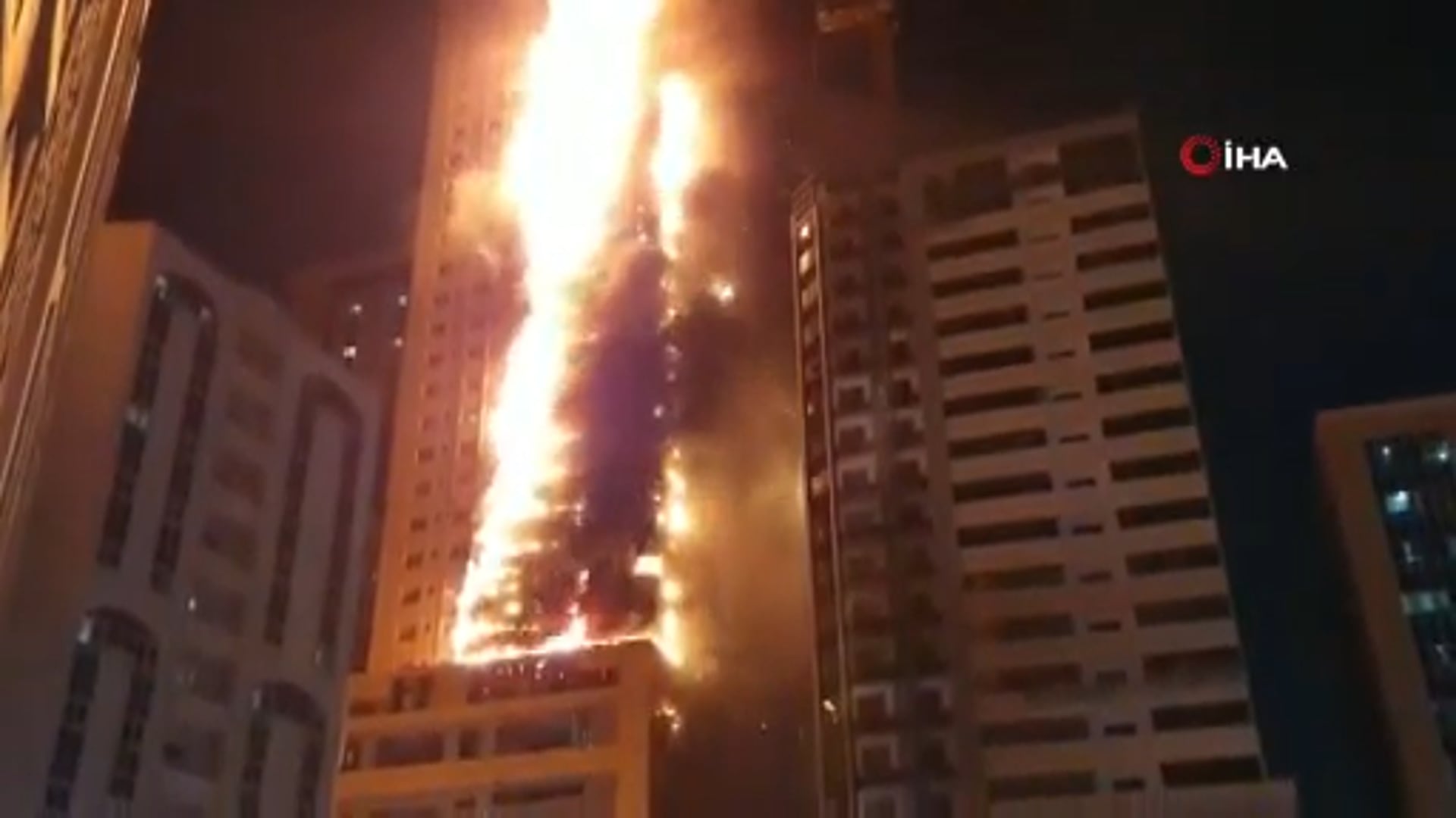 Бурдж халифа горит новости. Пожар в Дубае небоскреб. Дубай пожар в небоскребе 2020. Пожар в ОАЭ небоскреб. Сгоревший небоскреб в Шардже.